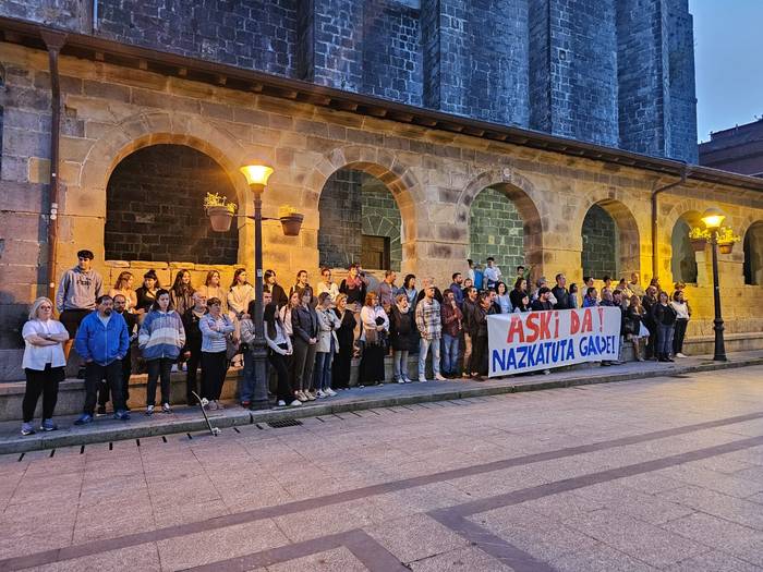 Zarautzen izandako hilketa matxista salatzeko elkarretaratzea egin dute Aian