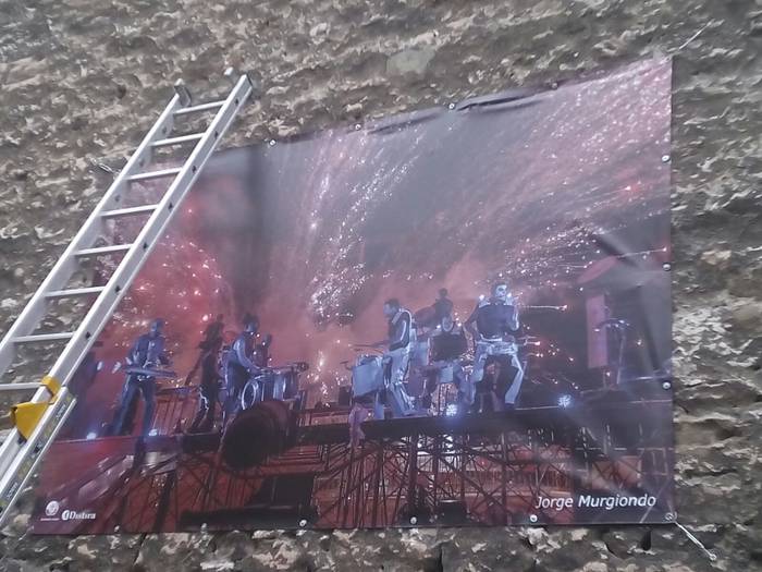 'Euskal kulturaren kolorez' erakusketako lanak jartzen hasi dira