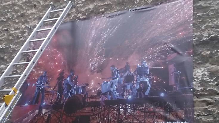 'Euskal kulturaren kolorez' erakusketako lanak jartzen hasi dira