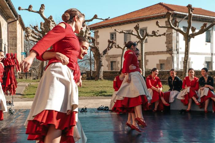 Alurr dantza taldeak emanaldia eskainiko du bihar Aiako Probalekuan