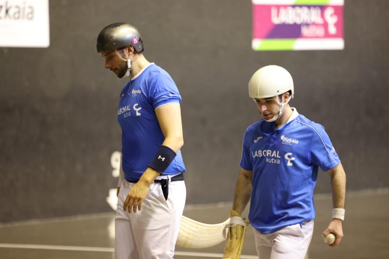 Baleikeren logoa Imanol Lopezen kaskoan