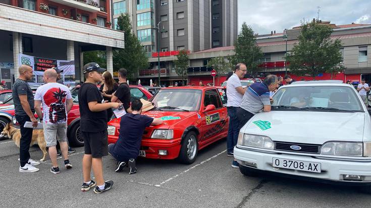 Maykel del Cid zenaren omenezko auto klasikoen XIX. Azpeitia Hiria Rallya egiten ari dira