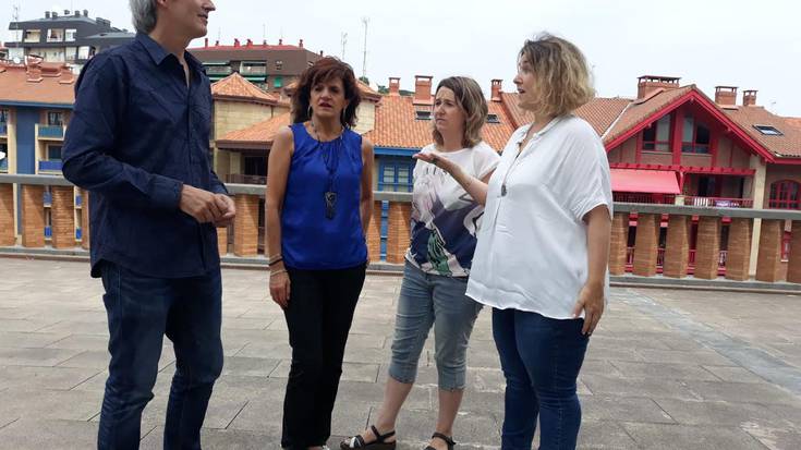 Merkatariek aparkalekuko ordubete ordainduko diete beraien bezeroei