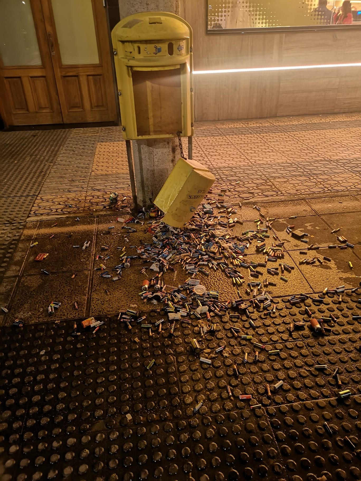 Kejie ta desditxie: pilen edukiontzia puskatuta
