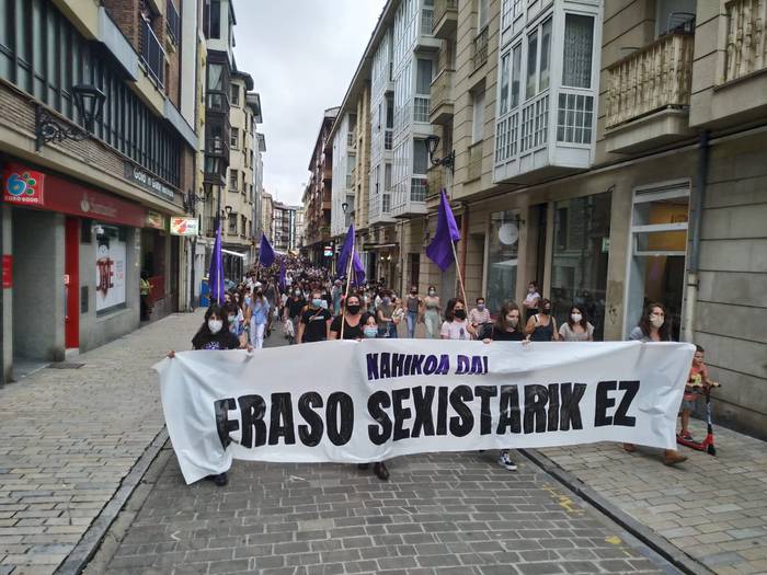 Emakume baten kontrako sexu erasoa salatu du Zumaiako Mugimendu Feministak