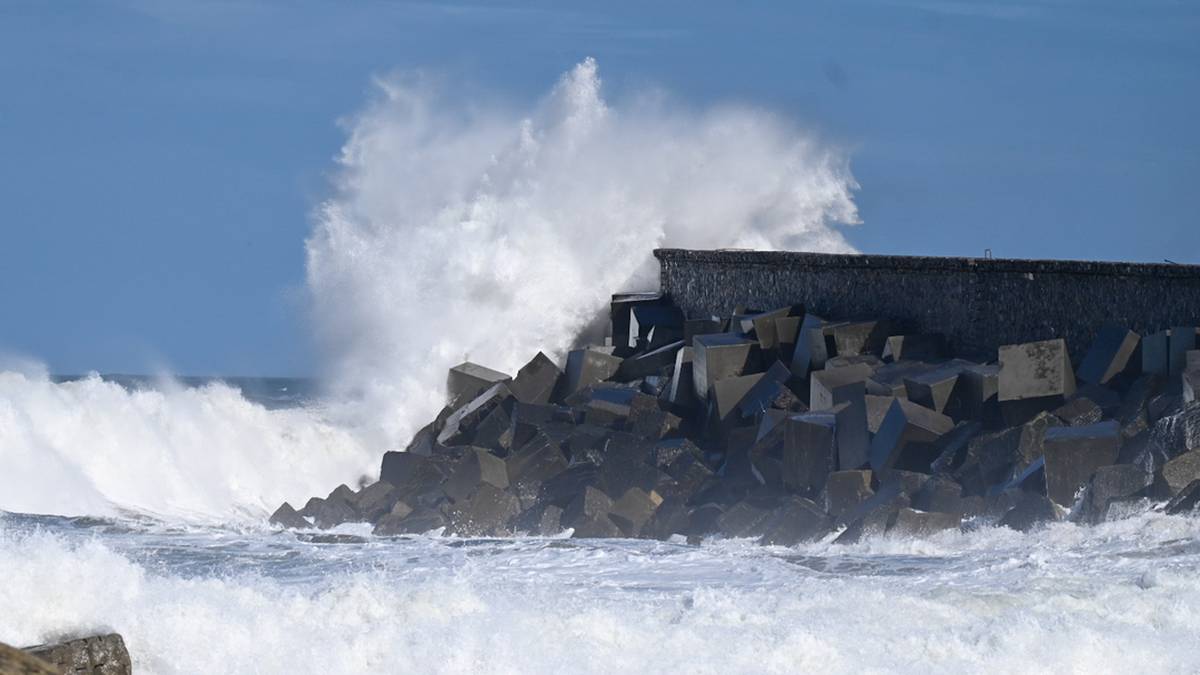 Olatuen ikuskizunaz gozatzeko aukera izan da Zumaian