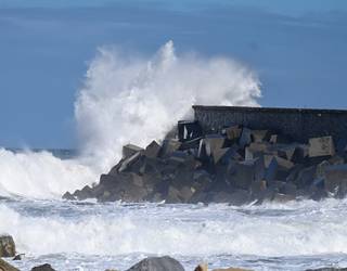 Olatuen ikuskizunaz gozatzeko aukera izan da Zumaian