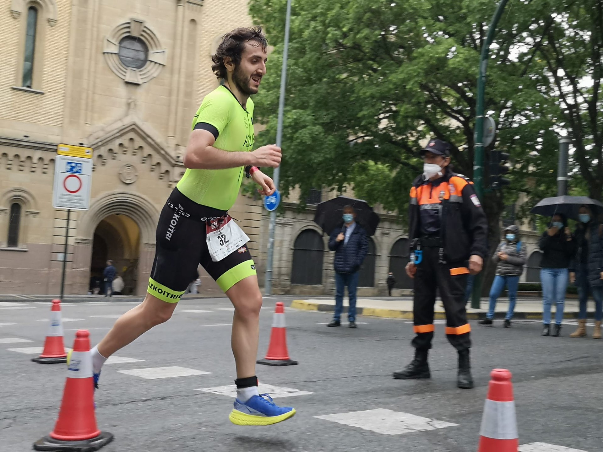 Iruñeko Distantzia Erdiko Triatloian parte hartu dute Azkoitri triatloi klubeko kideek