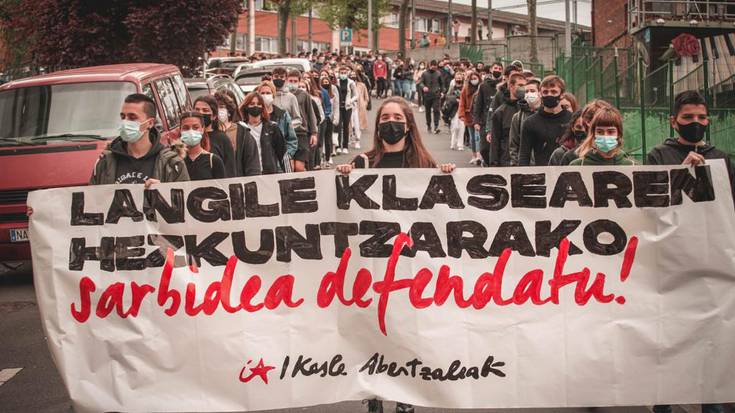 Kalitatezko eta doako hezkuntza eredu unibertsala aldarrikatzeko manifestazioa egin dute ikasleek