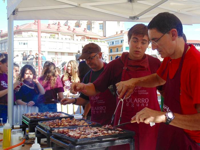 Olarro Egunean lan egiteko deialdia luzatzen zaie herriko taldeei