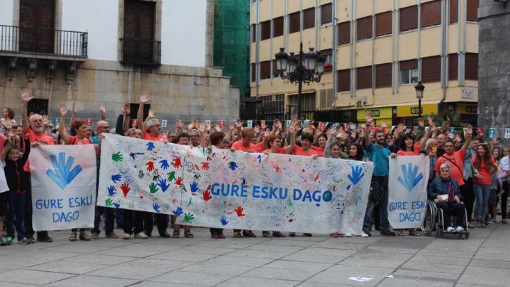 Giro ederrean ospatu dute Gure Esku Dago Eguna Azkoitian