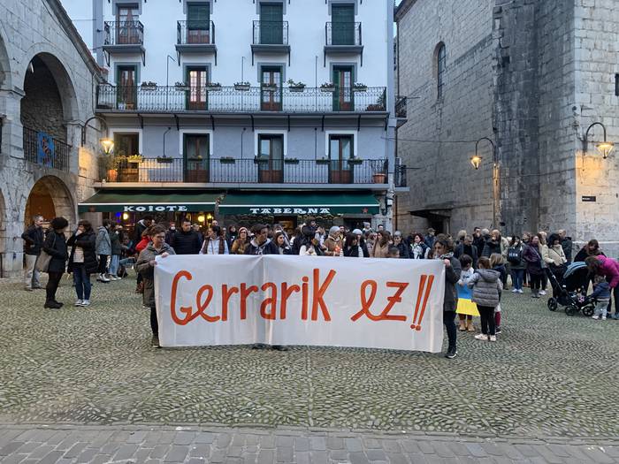 Gerraren aurkako aldarria plazara eraman dute hainbat zestoarrek