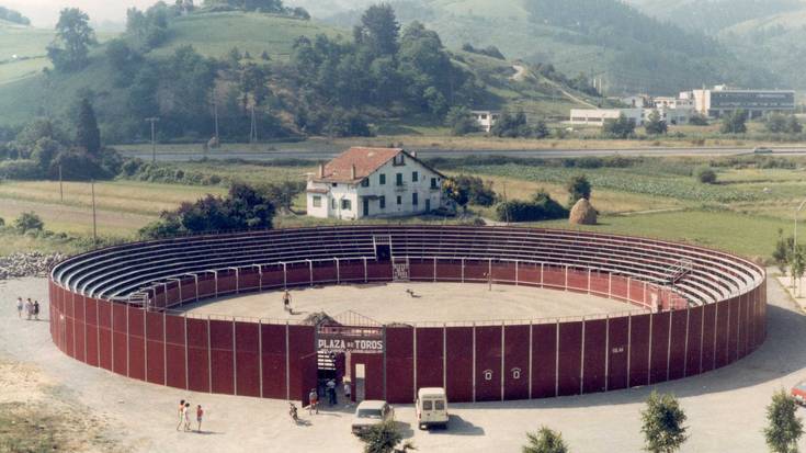 Zezen plaza Aritzbatalde kiroldegiaren ondoan