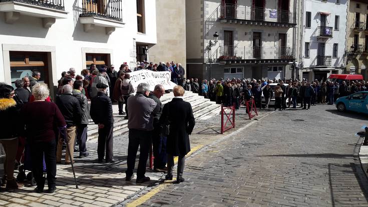 Astelehenero bezala elkarretaratzea egin dute dozenaka pentsionistek