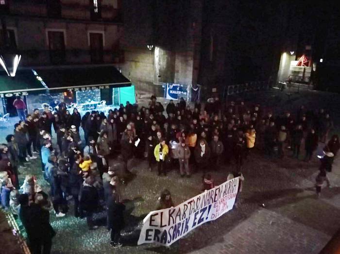 Emakumeenganako indarkeria salatzeko elkarretaratzea egin dute Zestoan