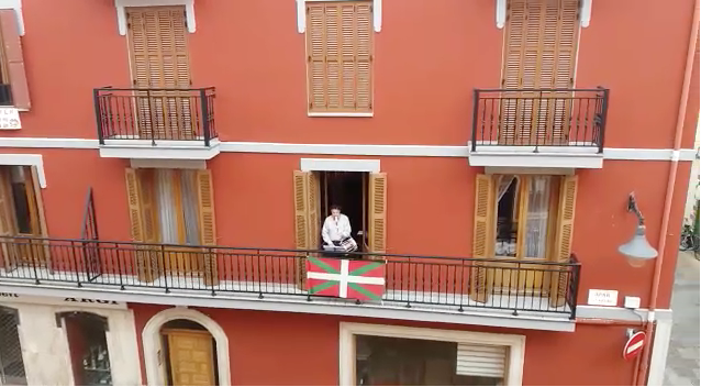 Igandean elkarretaratzea egingo da udaletxe aurrean, Euskal Herria Bateraren deialdiarekin bat eginez