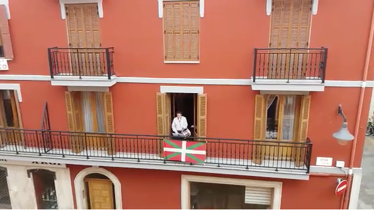 Igandean elkarretaratzea egingo da udaletxe aurrean, Euskal Herria Bateraren deialdiarekin bat eginez