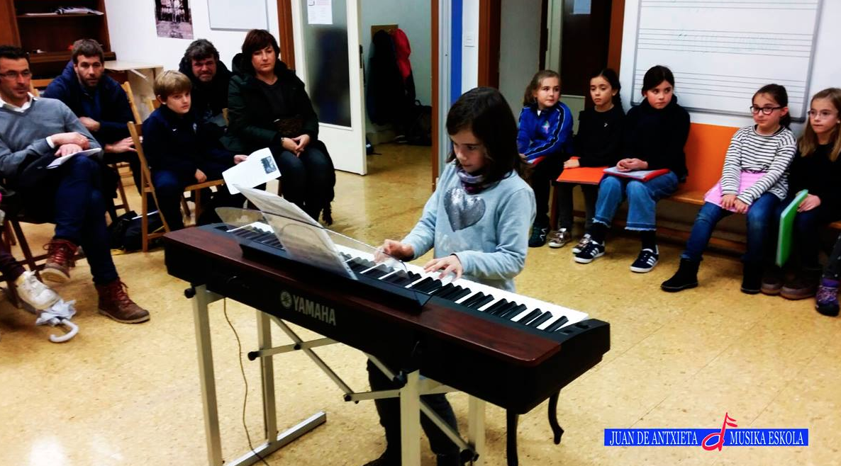 Piano entzunaldia eskainiko dute Juan Antxieta musika eskolako ikasleek ostegunean