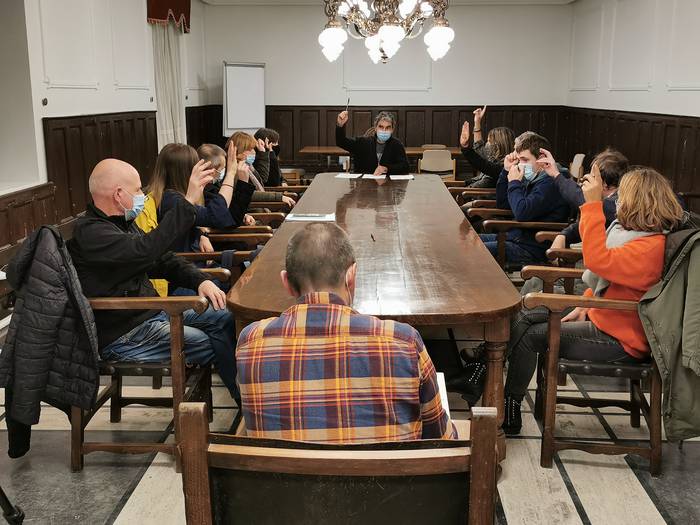 Tasak eta zergak izoztuko ditu Zestoako Udalak, eta kiroldegiko ordenantza eguneratuko du