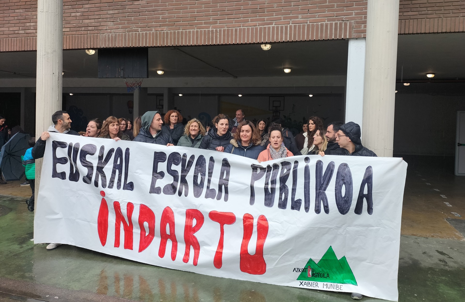 Irakasleen grebaren atarian, euskal eskola publikoa indartzea eskatu dute Xabier Munibe Ikastolan