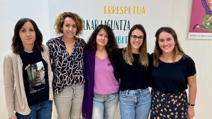 Familian sexualitateaz hitz egitea sustatzeko liburuxkak banatu dituzte ikastetxeetan