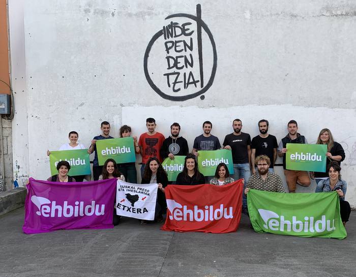 Igandean EH Bilduri bozkatzeko deia egin dute Azkoitiko hainbat gaztek