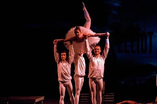 'El vuelo del cisne-Tributo a Billy Elliot' antzezlana izango da ostiralean