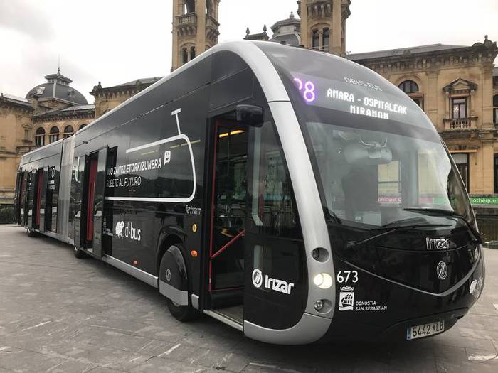 D-bus-en lehen autobus %100 elektriko artikulatua aurkeztu dute