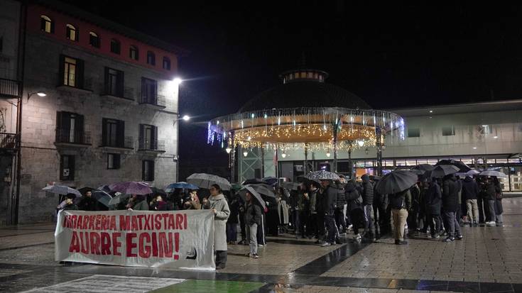 Barakaldoko erailketa matxista salatzeko elkartu dira plazan dozenaka lagun