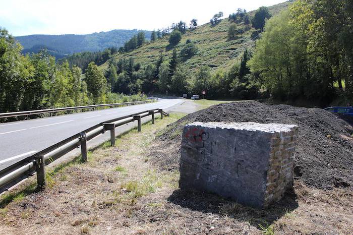 Azpeitia eta Lasao arteko errepidearen ondoan dagoen hormigoi blokea kenduko du Aldundiak