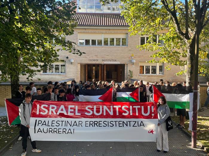 Ikasle Abertzaleek Palestinaren aldeko kontzentrazioa egin dute goizean