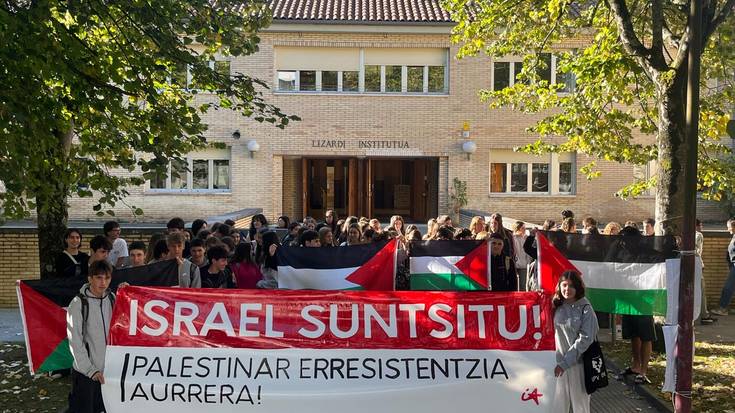 Ikasle Abertzaleek Palestinaren aldeko kontzentrazioa egin dute goizean