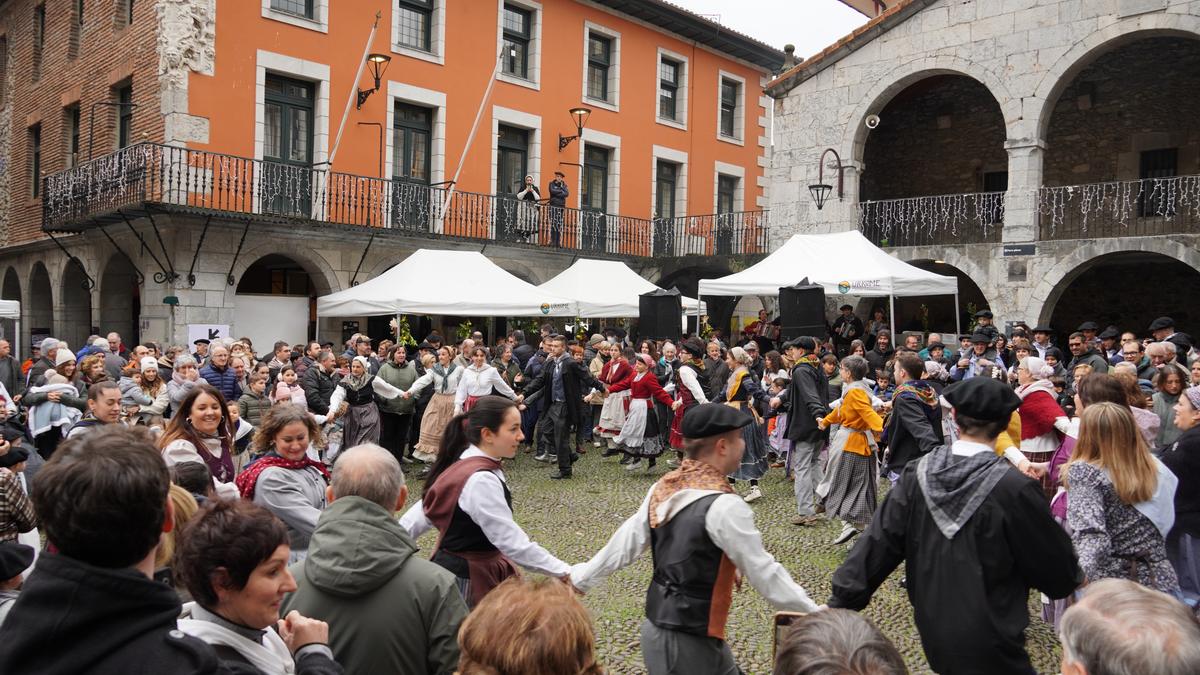 Giro ederrean igaro dute Zestoako Zoroperi eguna ekoizleek eta herritarrek