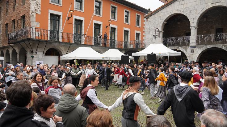 Giro ederrean igaro dute Zestoako Zoroperi eguna ekoizleek eta herritarrek