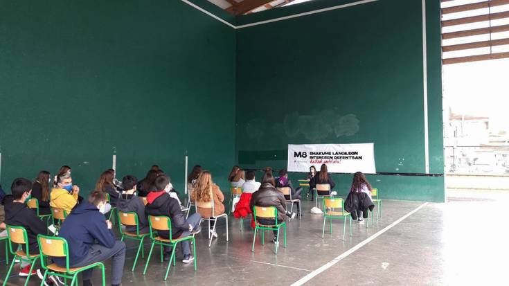 Emakume langileen interesen defentsan elkartu dira Zumaiako Institutuan