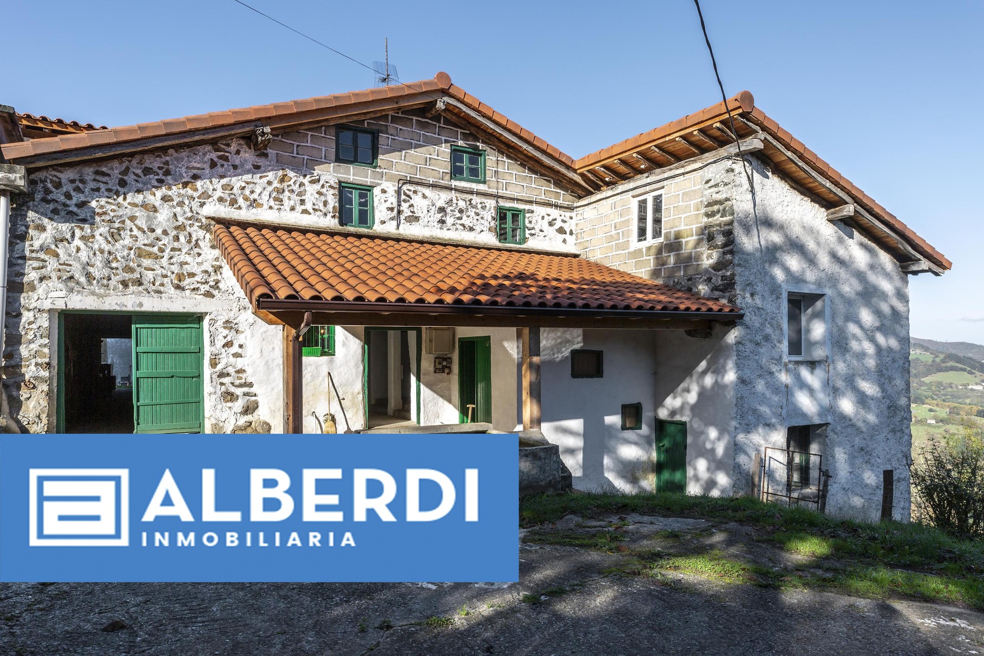 Alberdi Inmobiliaria: Martirieta auzoan dagoen baserria, ikuspegi paregabeekin