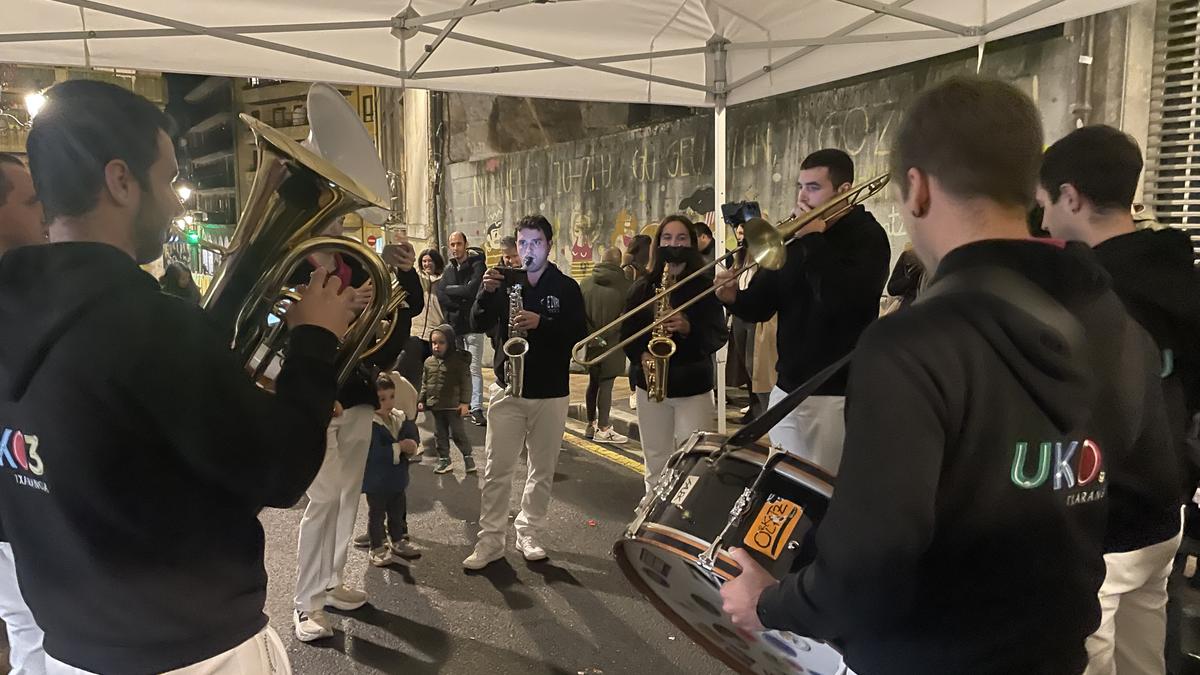 Bustinzuriko Errebaleko festetako bigarren egunean, jolasak eta txaranga