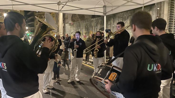 Bustinzuriko Errebaleko festetako bigarren egunean, jolasak eta txaranga