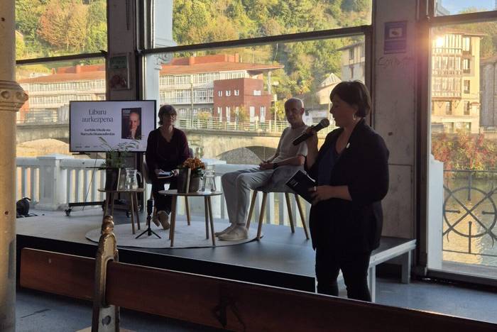 'Handira jotzeko kazetaritza' liburuaz ariko dira Martxelo Otamendi eta Imanol Murua