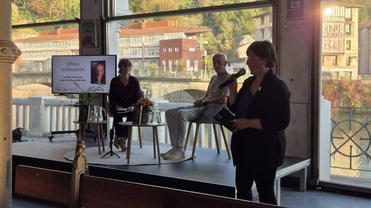 'Handira jotzeko kazetaritza' liburuaz ariko dira Martxelo Otamendi eta Imanol Murua