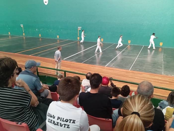 Larunbatean jokatuko dituzte Zarauzko pilotari gaztetxoen udako txapelketako finalak