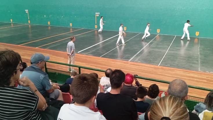 Larunbatean jokatuko dituzte Zarauzko pilotari gaztetxoen udako txapelketako finalak