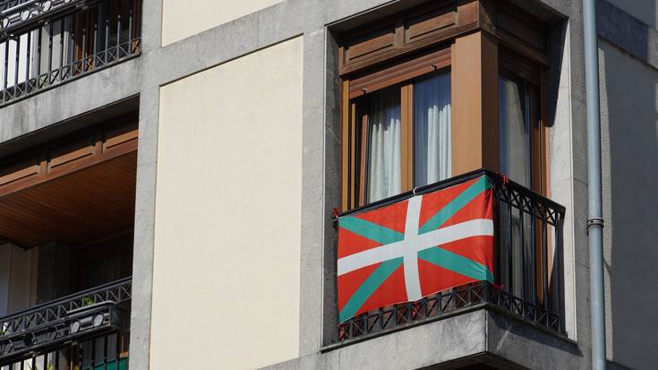 Aberri Egunean, ikurrinak atera dituzte leihoetara eta balkoietara
