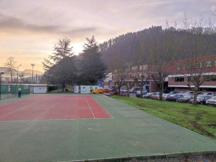 Hasi dituzte Txerloiko tenis pistak estaltzeko lanak