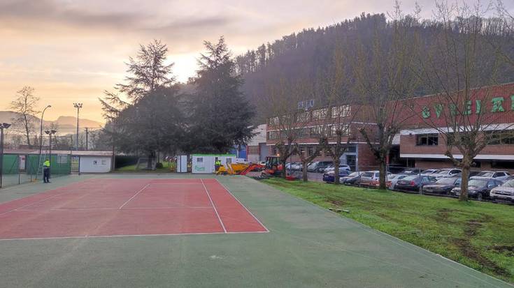 Hasi dituzte Txerloiko tenis pistak estaltzeko lanak