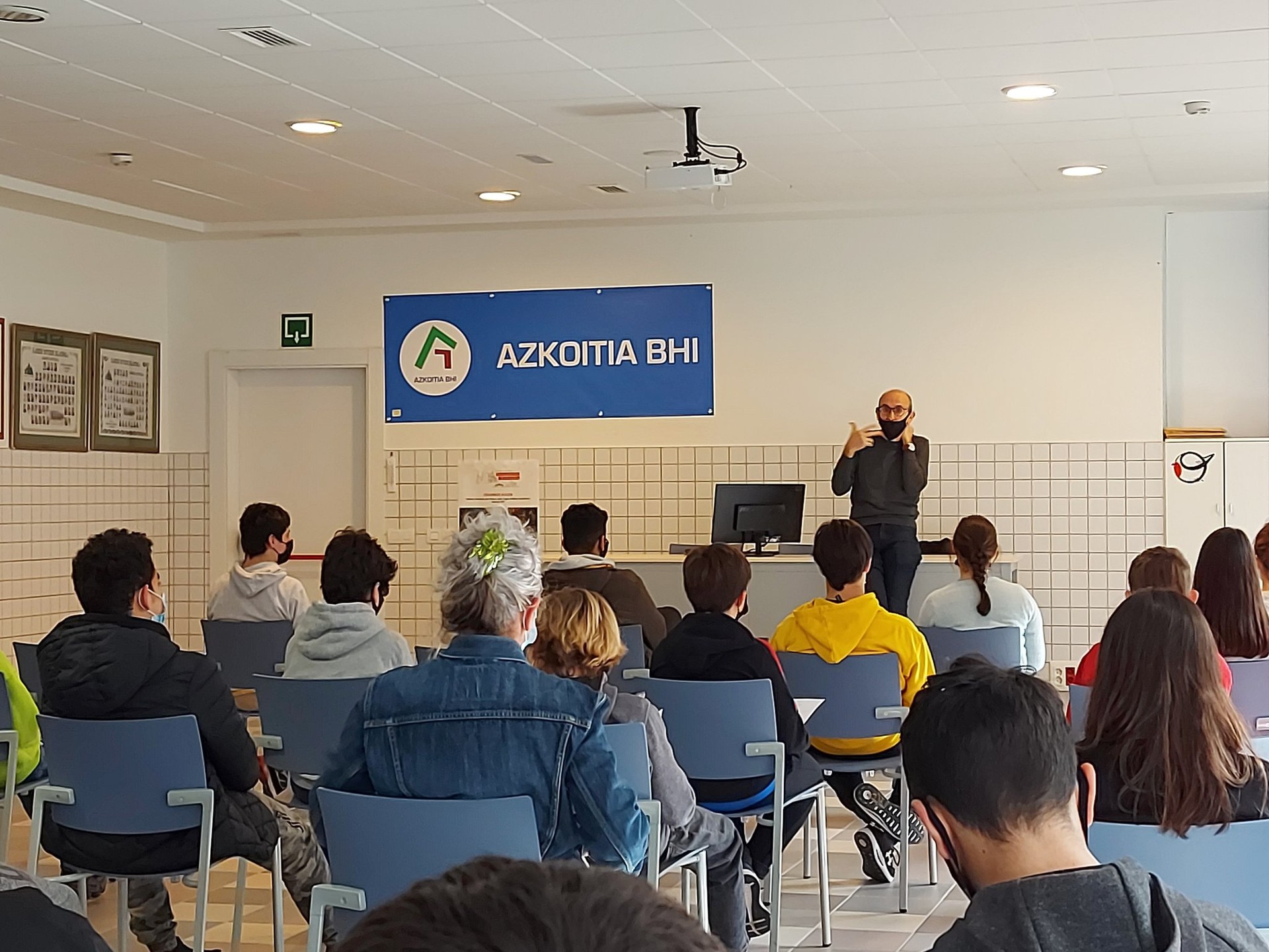 Irakurketa eta magia saioak izan dituzte Azkoitia BHIn
