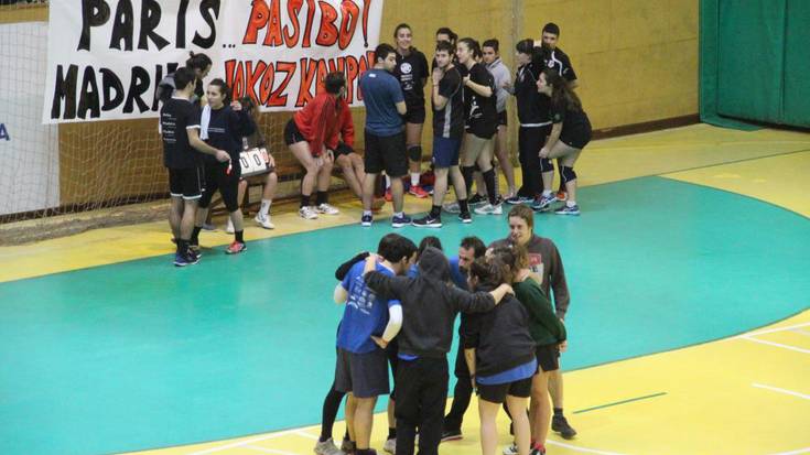 Aldarrikapena eta kirola bat eginda, preso eta iheslarien aldeko eskubaloi jardunaldian