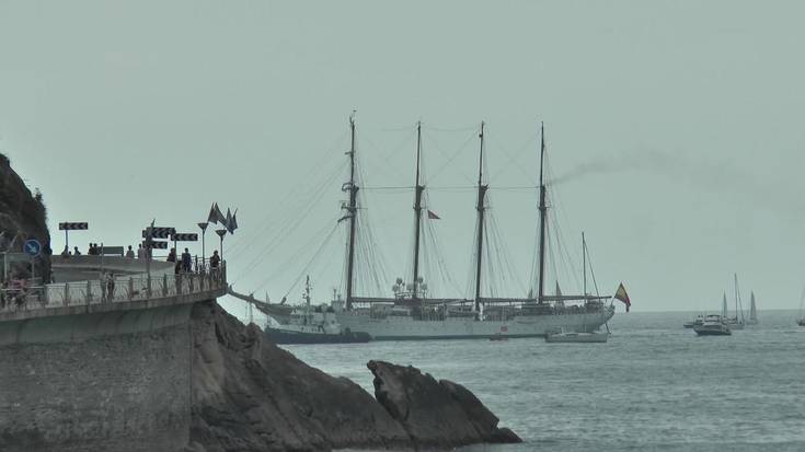 Espainiako itsas armadak ofizialen formakuntzarako erabiltzen duten Juan Sebastian Elcano ontzia bisitatu ahal izan zen