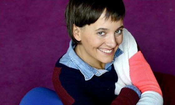 Itziar Elias azkoitiarra antzezlan bat prestatzen ari da