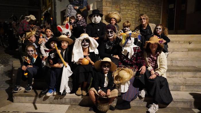 Dantzan eta kantuan ospatu dute Zumaian urteko gaurik beltzena